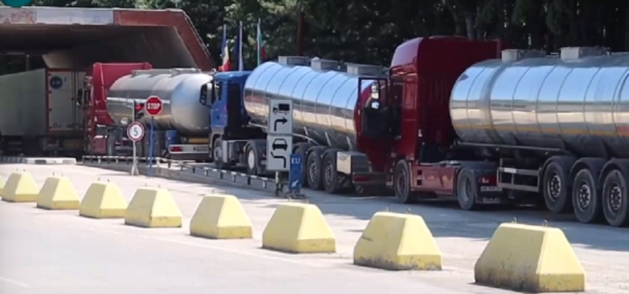 НЕДОВОЛСТВО: Гранично село скочи срещу безкрайни опашки от камиони, държавата нехае