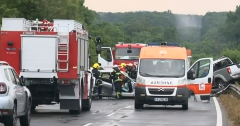 ЗЛОВЕЩО МЕЛЕ КРАЙ КИТЕН! Загина 18-годишен шофьор, петима са тежко ранени