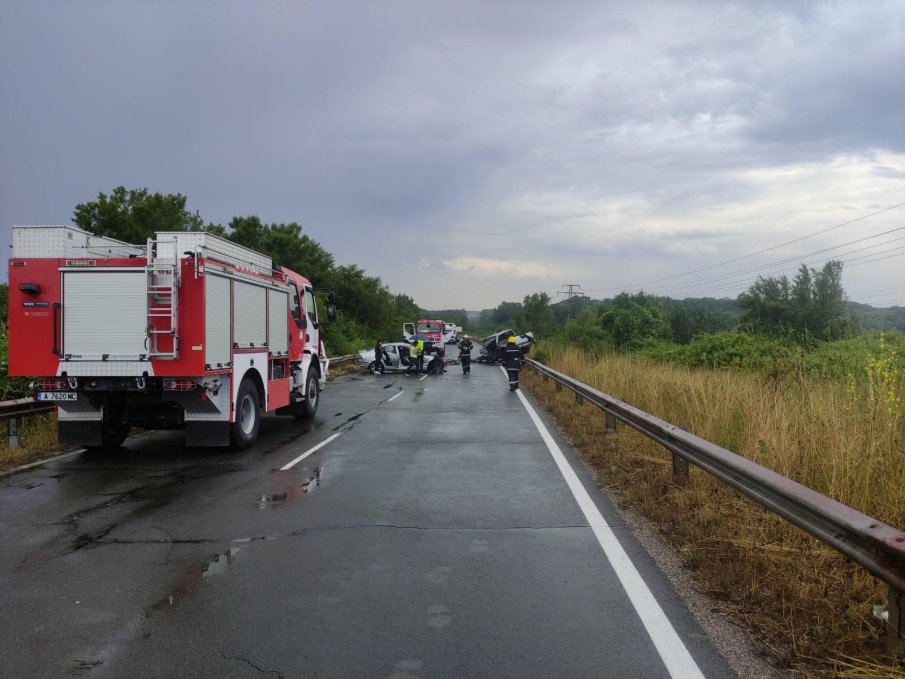 Първи кадри от бруталната катастрофа на пътя Приморско-Китен (ВИДЕО)