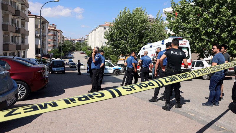 Трима убити и двама ранени при стрелба между враждуващи семейства в Турция