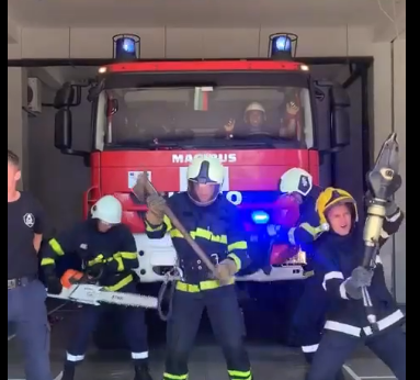 Наши пожарникари поздравиха с танц 8-годишно момиченце (ВИДЕО)