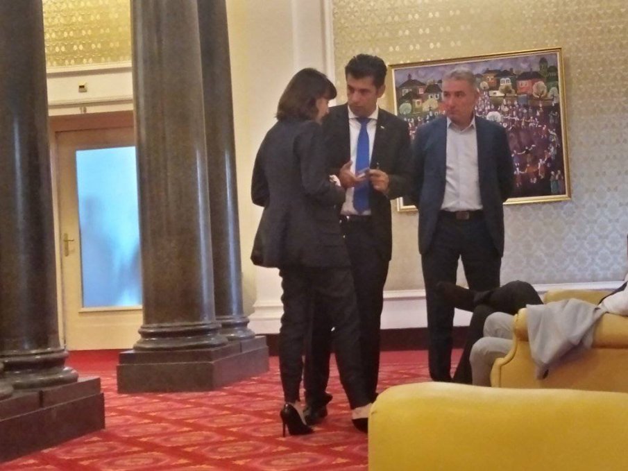 ПИК TV: Кирил Петков се натяга на Зеленски - спретна се с вратовръзка в тон с украинския флаг (СНИМКИ/ВИДЕО)