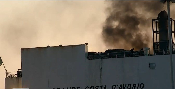 Двама огнеборци са загинали при пожар на кораб в САЩ