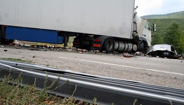 Катастрофа с български тир блокира сръбска магистрала