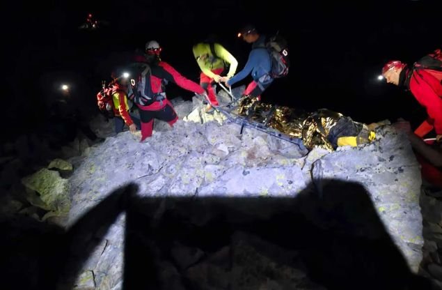 Извадиха жива падналата жена под връх Джано след 12 часа спасителна акция