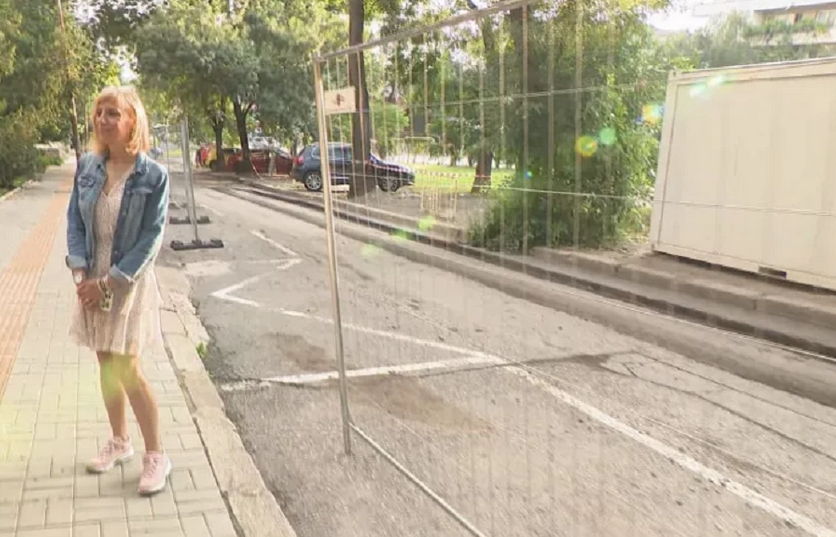 Метално ограждение падна върху майка с дете в центъра на София