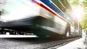 Хванаха непълнолетните, хвърляли камъни по автобус с работници в Софийско