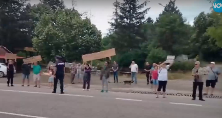 Заради опасен участък: Жители на вилна зона край Търговище протестират
