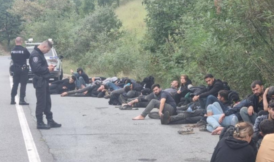 ПОРЕДЕН ТРАНШ: Откриха над 40 нелегални мигранти край София