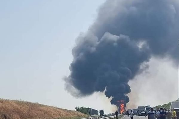 Камион пламна на Тракия, затапи движението към Бургас