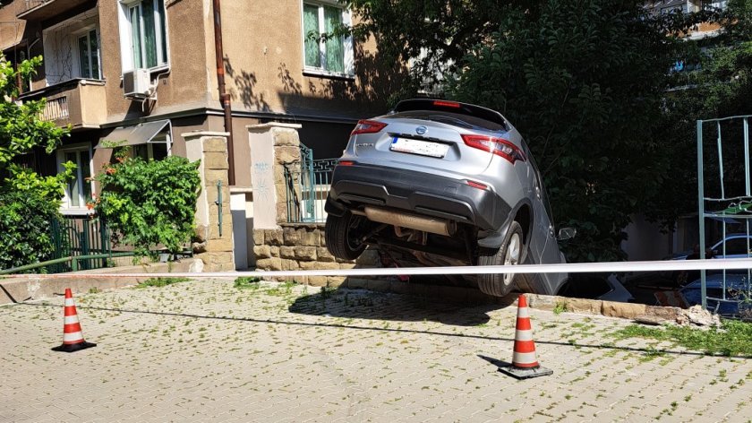КАСКАДА: Кола се заби в двор в квартал Лозенец