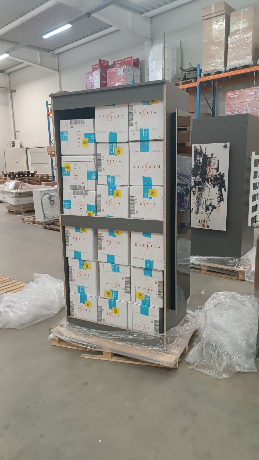 Митничари спипаха 300 000 къса цигари, укрити в експонат от изложение за мебели (СНИМКИ)