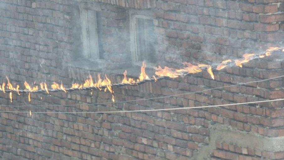 Камион скъса електрически кабели в София, те пък се запалиха (ВИДЕО)