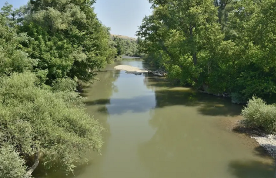 СТРАШНА ТРАГЕДИЯ! Две деца влязоха да се къпят в река Осъм, втори ден ги издирват