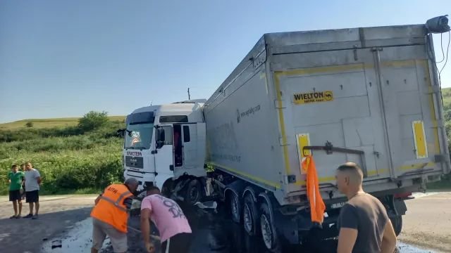 Километрична тапа на Хемусзаради катастрофирал камион (СНИМКИ)