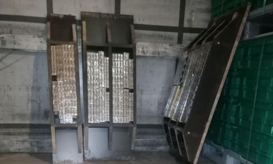 Oткриха контрабандни цигари в пода на товарен автомобил на „Лесово“