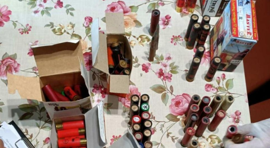 Боен арсенал и финансови престъпления разкриха при спецоперация в Разградско