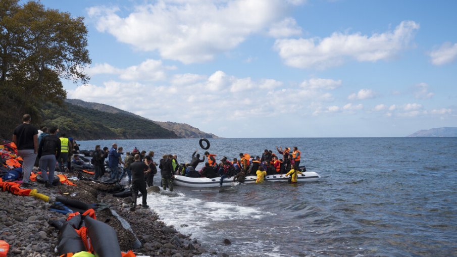 Спасиха 100 мигранти край бреговете на Гърция, задържани са каналджии