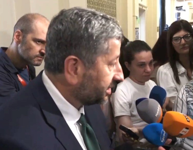 Христо Иванов отговори с виц на ПИК дали признава, че са коалиция с ГЕРБ: Един човек искал да си сглоби шевна машина, от работата си взимал части за вкъщи, но все автомат Калашников се получавал (ВИДЕО)