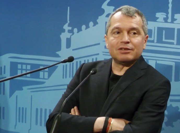 ПИК TV! Тошко Йорданов алармира за нова далавера, от която ще се приберат много приятни комисионни: Искат да наврат журналистите в мазето. Питайте ППДБ дали началникът им Делян Пеевски им е разрешил за Росенец, да не им бие после шамари (ВИДЕО)