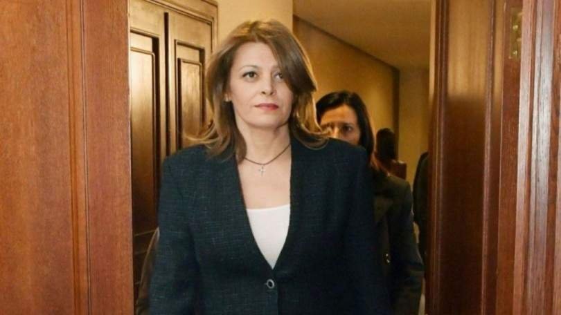 САМО В ПИК И РЕТРО: Десислава Радева цъфна на опера с плажна рокля за 100 лева (СНИМКИ)