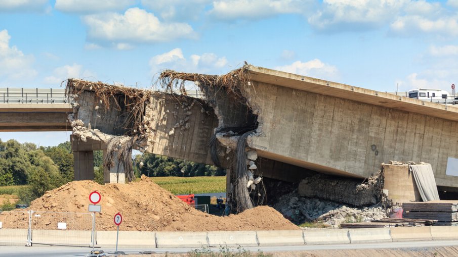 Мост в строеж с хора се срина в Гърция до Патра (СНИМКИ/ВИДЕО)
