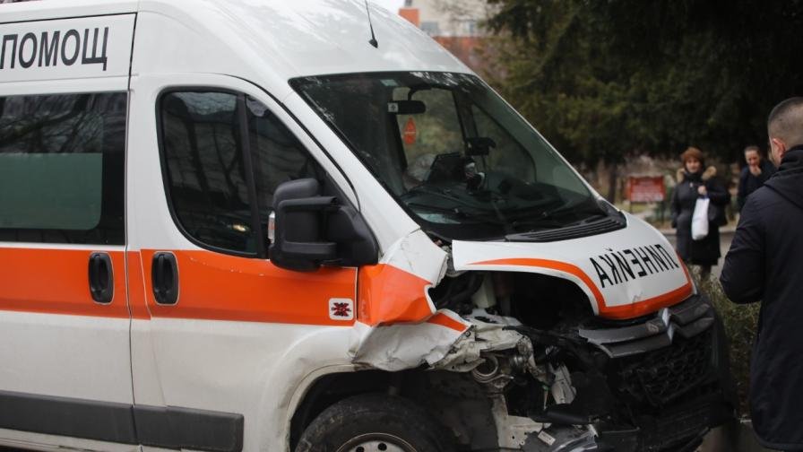 Кола и линейка се натресоха на кръстовище в Стара Загора