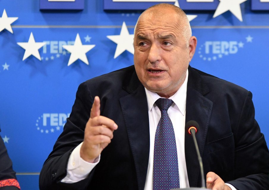 САМО В ПИК И РЕТРО: Бойко Борисов плажува на басейн за 20 лева (СНИМКА)