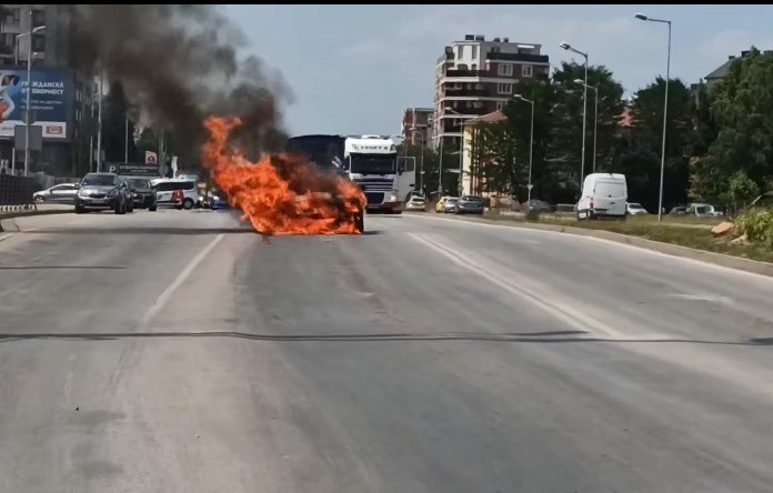 Ад на Ломско шосе в София: Кола пламна като факла в жегата! (СНИМКИ/ВИДЕО)