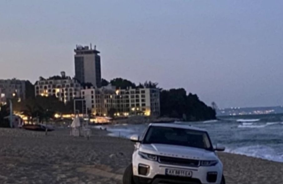 Украински джип нахлу нагло на плаж Кабакум във Варна и затъна в пясъка