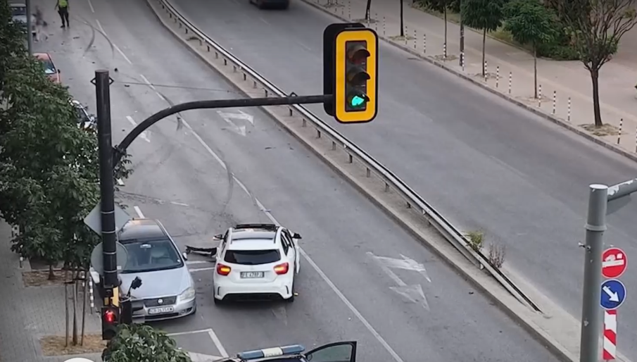 В РАННИ ЗОРИ: Шофьор помля няколко коли на столичен булевард