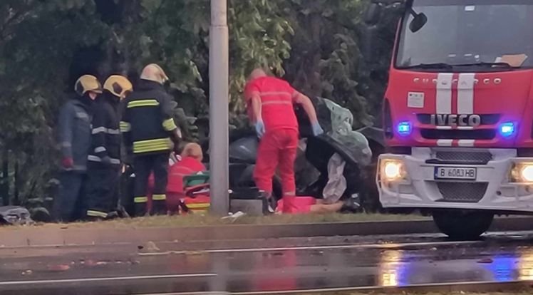 ТЕЖКА КАТАСТРОФА КРАЙ ВАРНА! Режат колата, за да извадят пострадалите