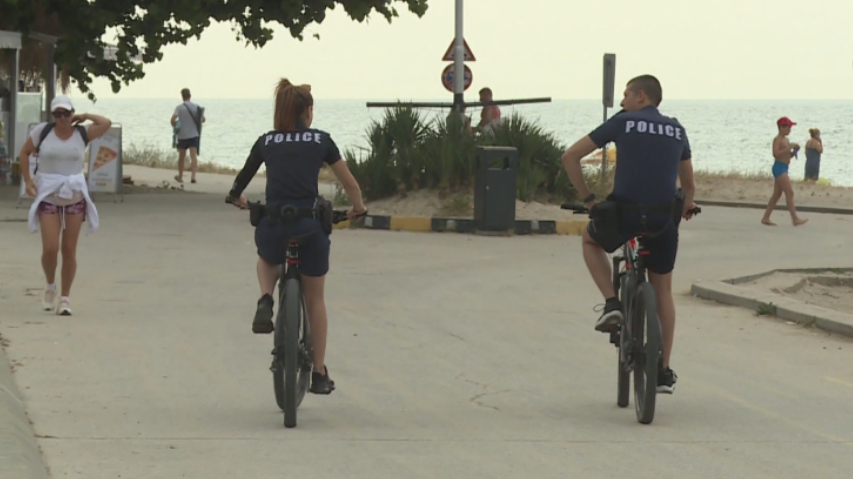Полицаи с велосипеди следят за реда във Варна
