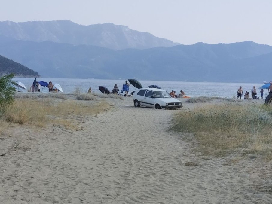 БАЙ ГАНЬО НА ПЛАЖ: Нашенец забърка страшна глупост в Гърция (СНИМКИ)