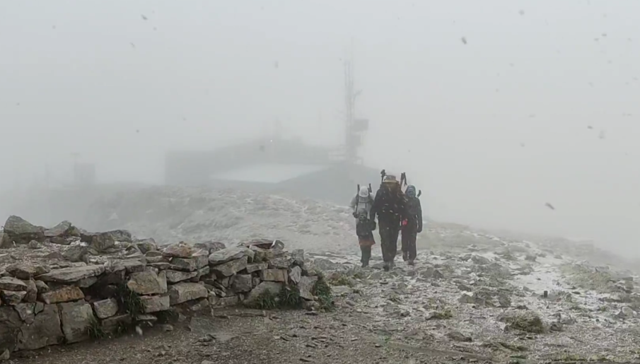След адските жеги у нас: Сняг заваля на връх Мусала (ВИДЕО)