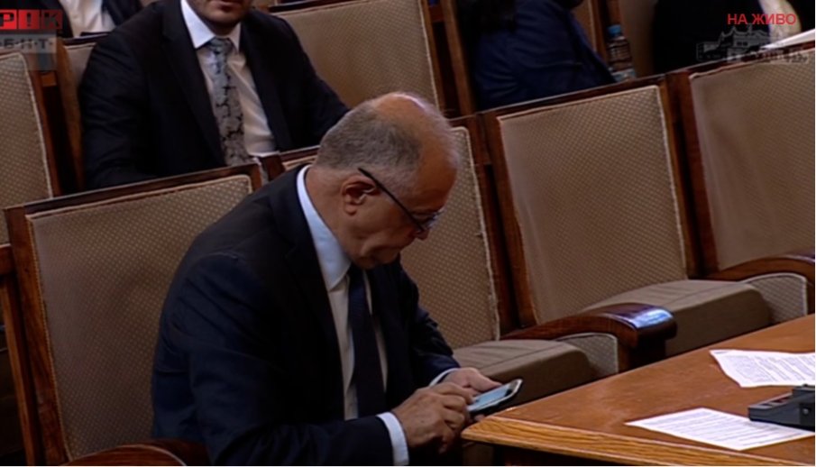 Атанас Атанасов нападна президента: Радев брани като Матросов своите еднолични назначения в службите