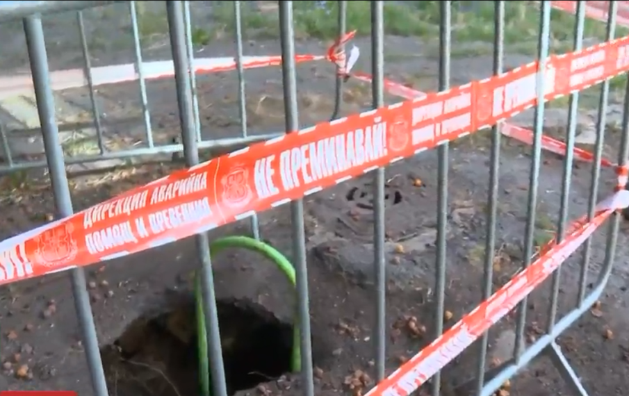 ОБЩИНСКО БЕЗХАБЕРИЕ: Кола пропадна в дупка в София