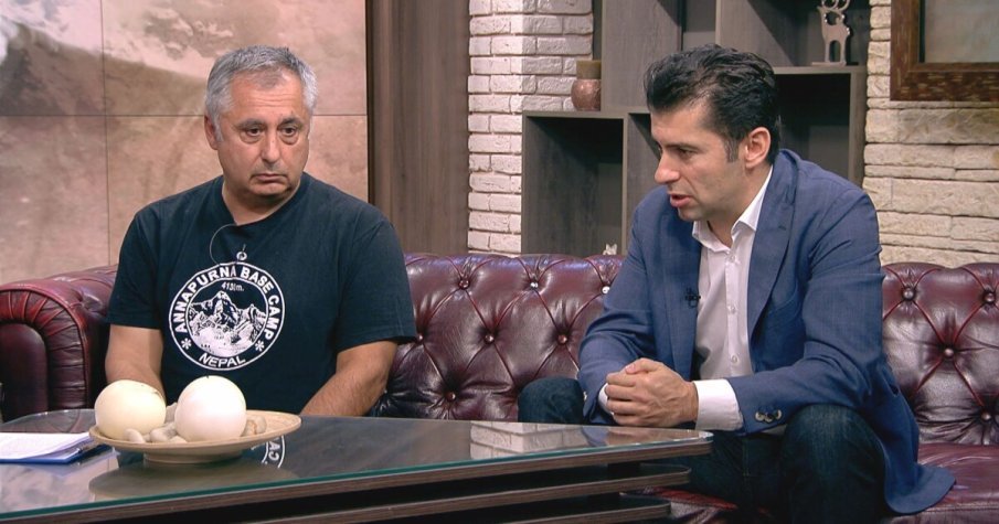 ЧОВЕЩИНКА: Щракнаха Татко Петко да сърба чорбица с млада мацка (СНИМКА)