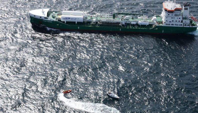 Пожар на товарен кораб край Нидерландия, един човек е загинал
