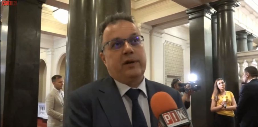 ИЗВЪНРЕДНО В ПИК TV! Делян Пеевски останал без подарък и от Демократична България. Депутатите на Христо разбрали само, че е черпил с баклава (ВИДЕО)