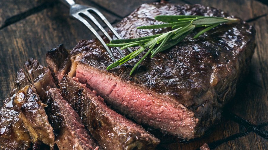 Нашенец показа колко струва един рибай стек в Гърция