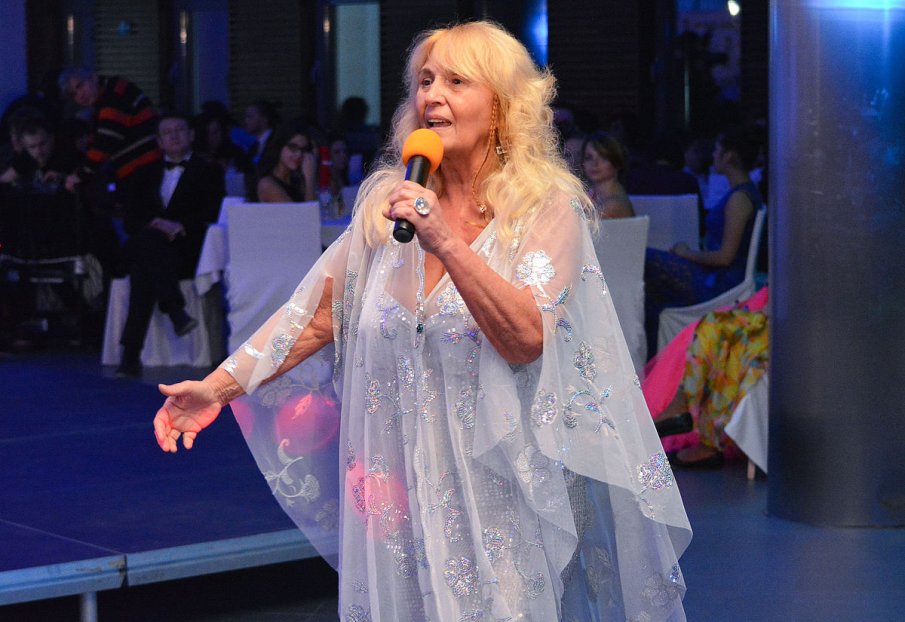 САМО В ПИК И РЕТРО: Обраха Грета Ганчева на морето