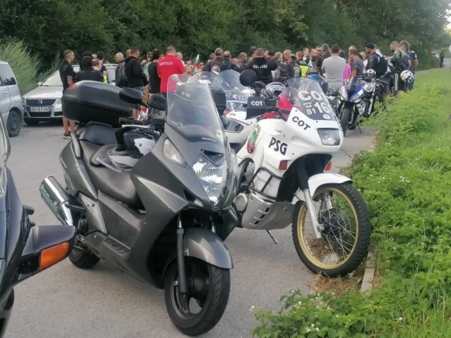 След като пиян и без книжка погуби трима: Близки излязоха на протест, искат законови промени