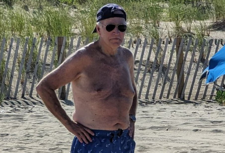 Байдън се пусна по бански на плажа (СНИМКИ)