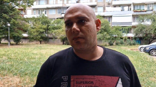 Бащата на обезобразеното момиче: Тя е затворник в себе си