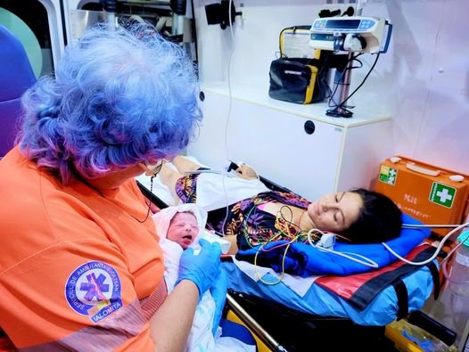 Румънка роди на тротоара, в болницата нямало гиниколог