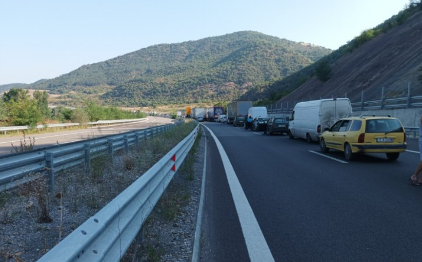 Тапа на пътя между Благоевград и Симитли