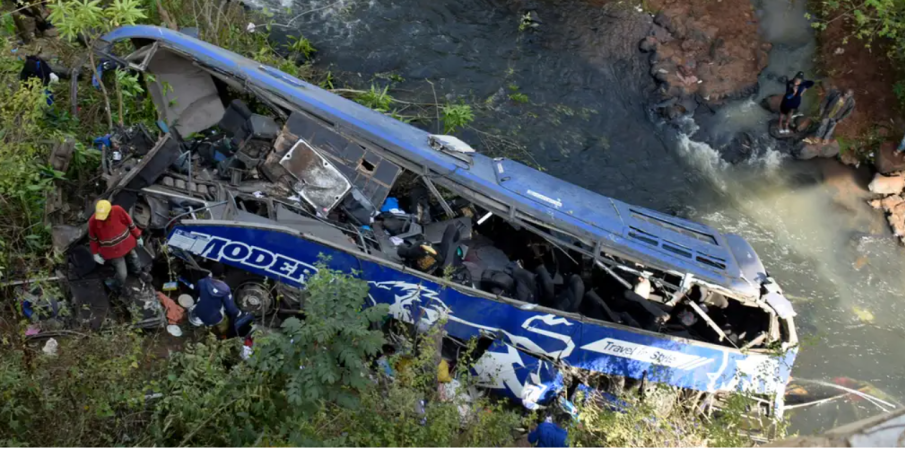 Автобус падна в пропаст в Перу, загинаха 15 души