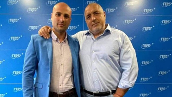 УДАРИХА ГО НА ЖИВОТ! Мускулест депутат от ГЕРБ и жена му се пуснаха по бански (СНИМКИ)