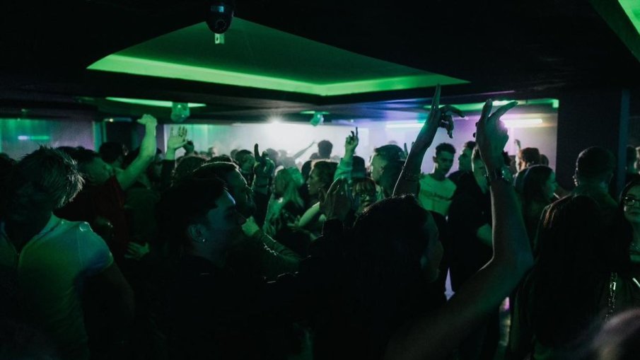 Осем ранени при инцидент с химическо вещество в британски нощен клуб